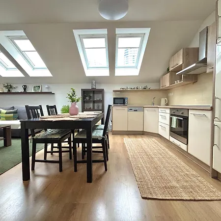 Cozy For Couples, Friends & Families Lejlighed Bratislava