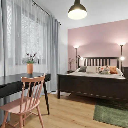 Cozy For Couples, Friends & Families Apartment *